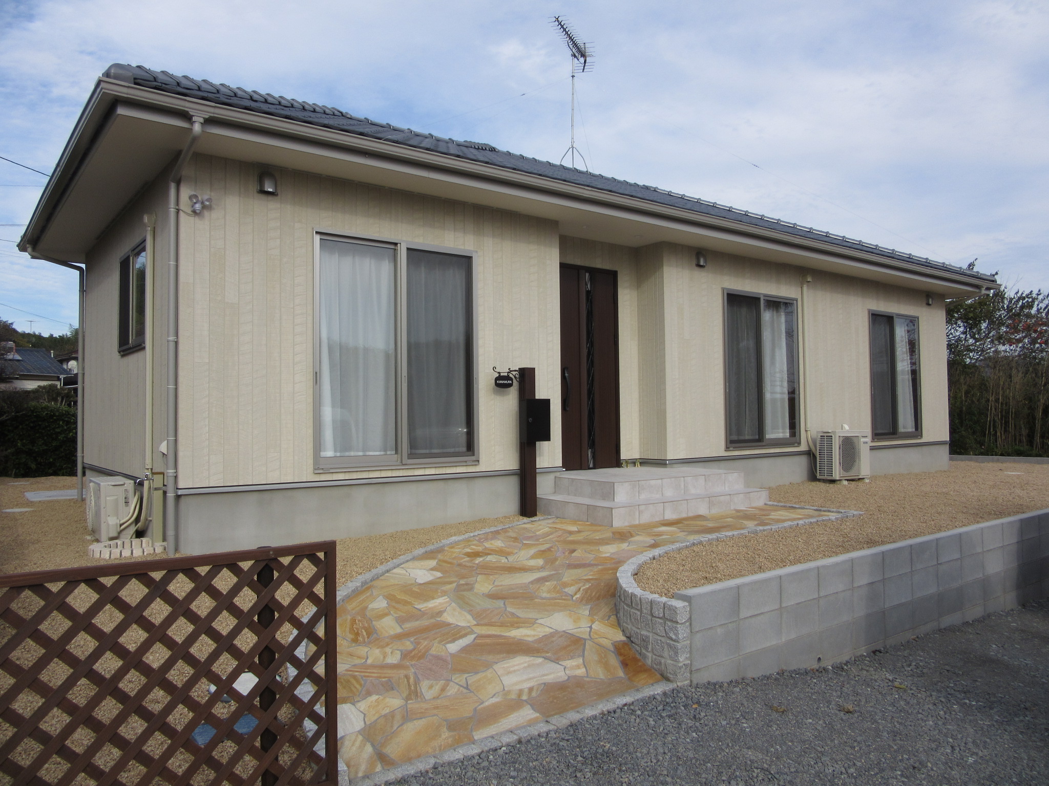 平屋の家の施工例の２棟目です 広がりを見せるためにリビングに吹き抜けを造りました 山口県産木材を多くに使用しています